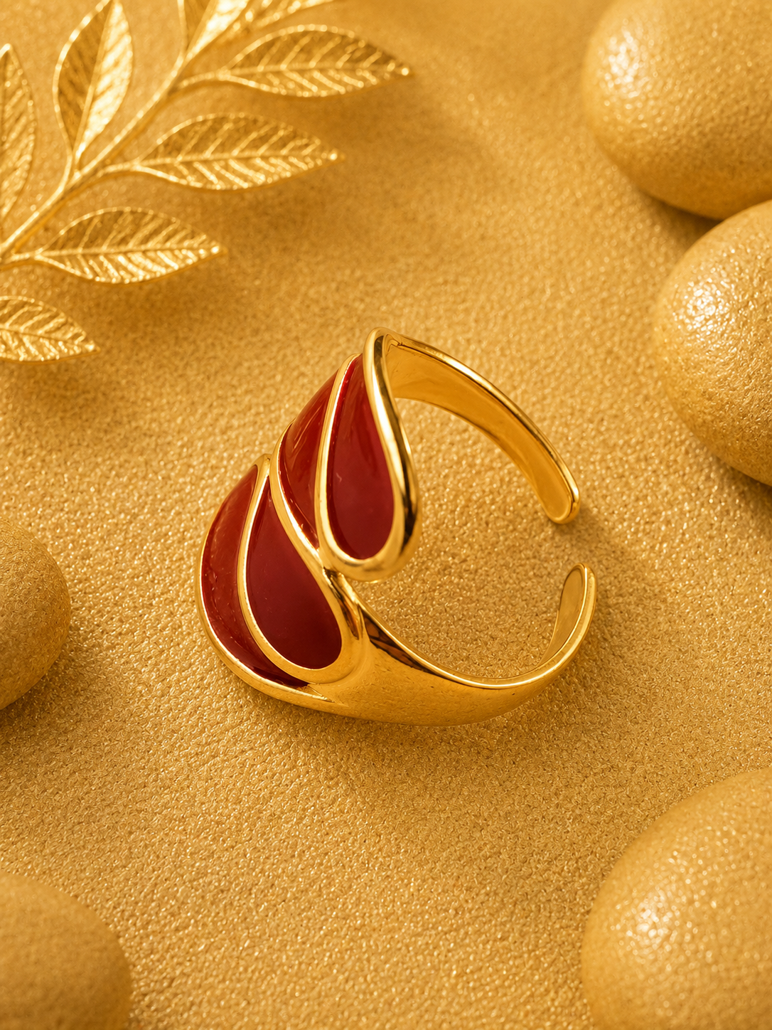 Bague Ouverte Asymétrique en Acier Inoxydable Doré & Rouge – Ajustable | Bagatelle