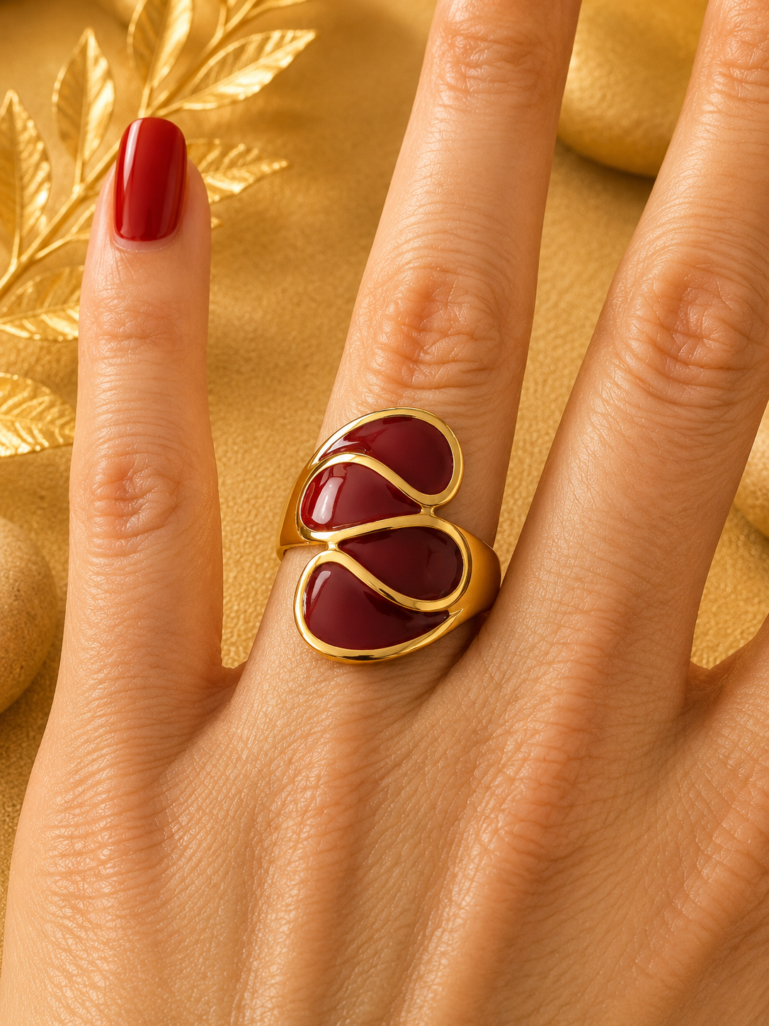 Bague Ouverte Asymétrique en Acier Inoxydable Doré & Rouge – Ajustable | Bagatelle