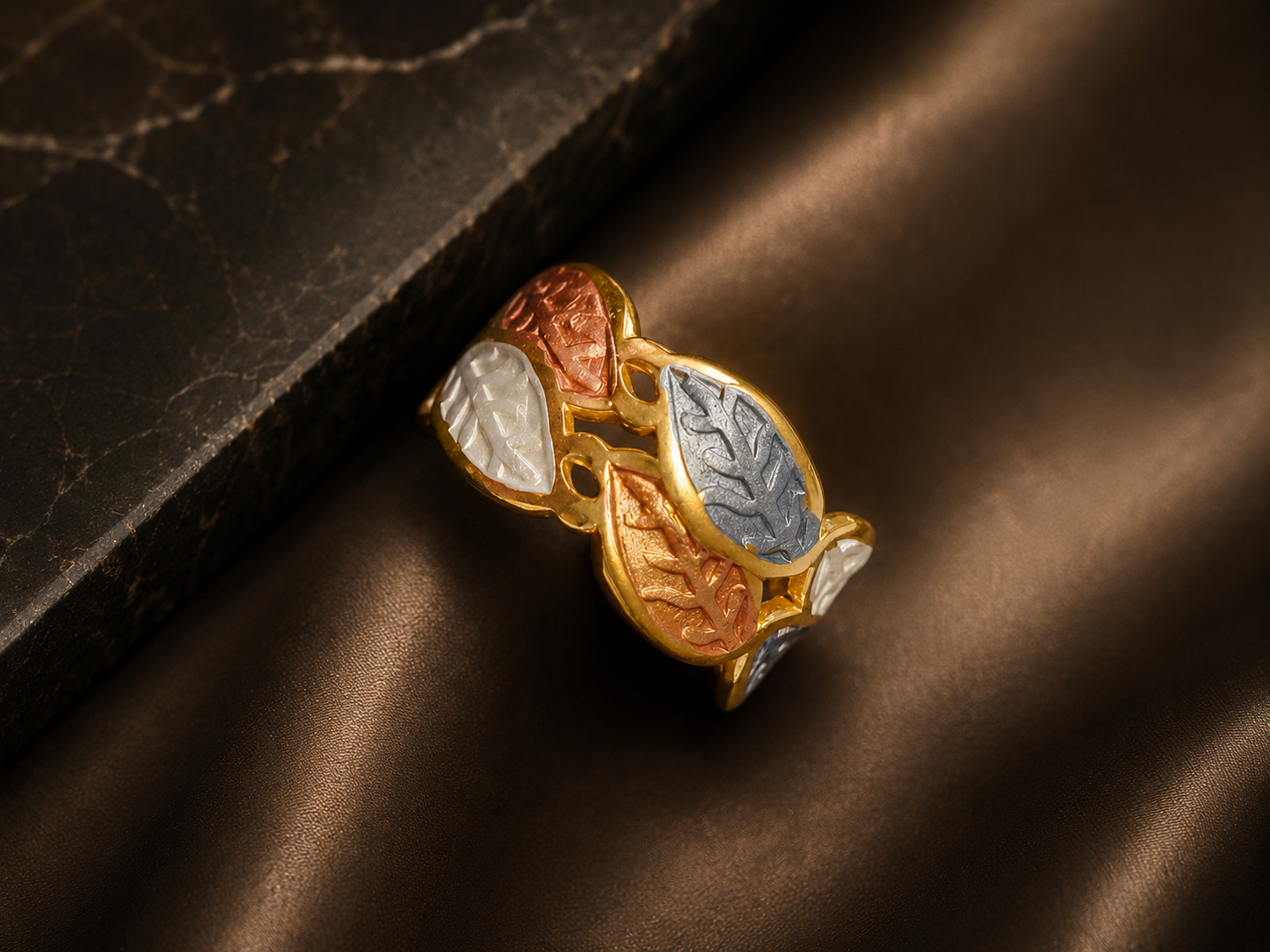Anello in acciaio inossidabile dorato a forma di foglia grigia