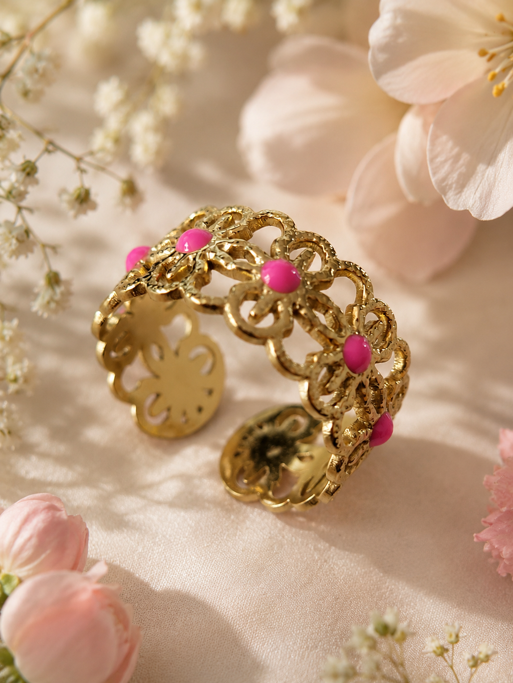 Anello aperto in acciaio inossidabile dorato con motivo a fiori dorati e rose