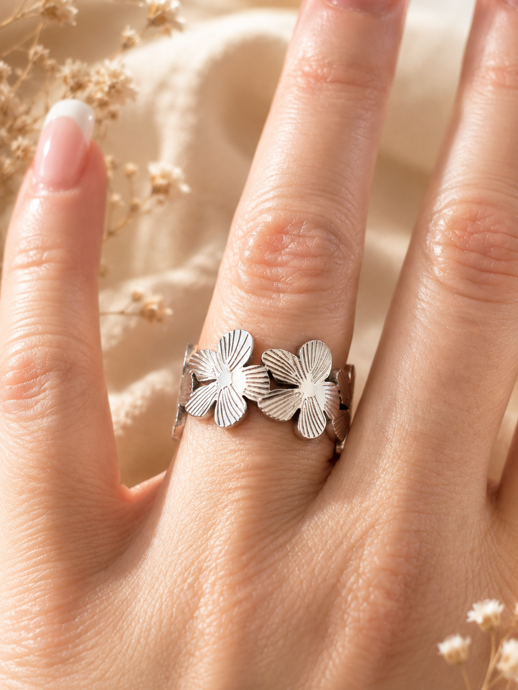 Bague Fleur Ajustable en Acier Inoxydable Argenté – Design Floral Élégant