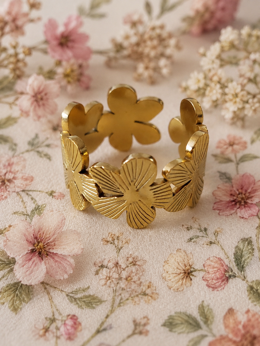 Bague ouverte acier inoxydable motif fleurs large dorée