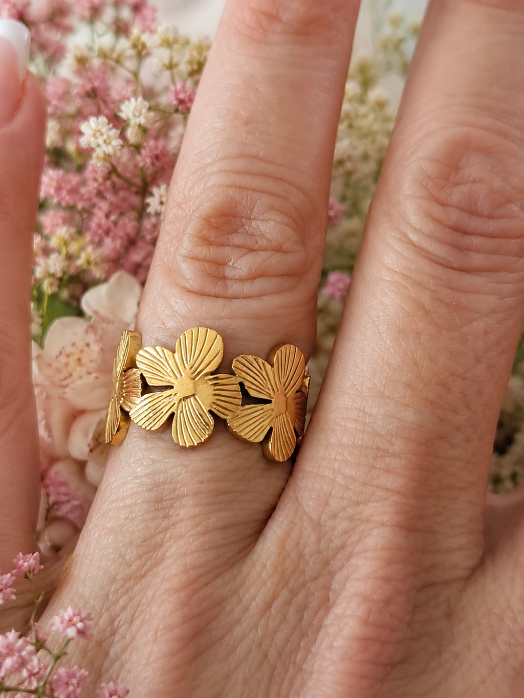 Bague ouverte acier inoxydable motif fleurs large dorée