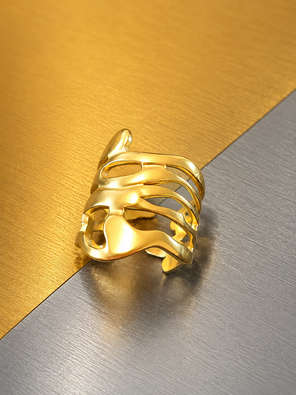 Anello in acciaio inossidabile dorato con arabesco