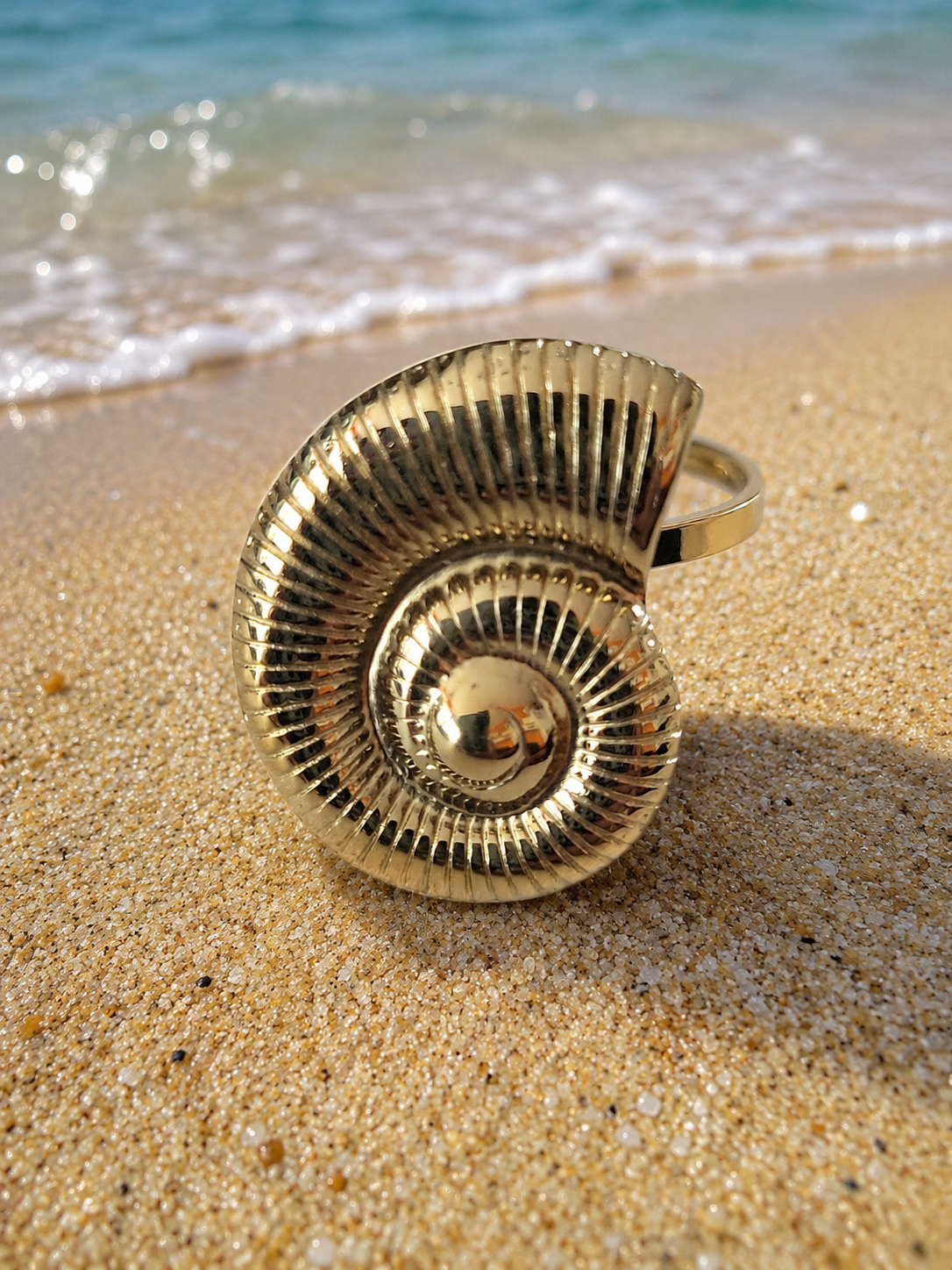 Bague dorée ajustable escargot de mer