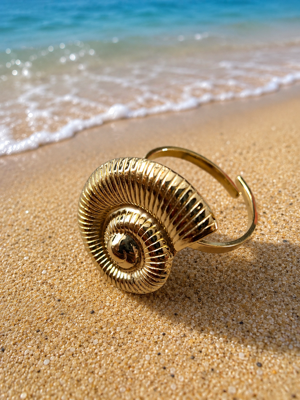 Bague dorée ajustable escargot de mer