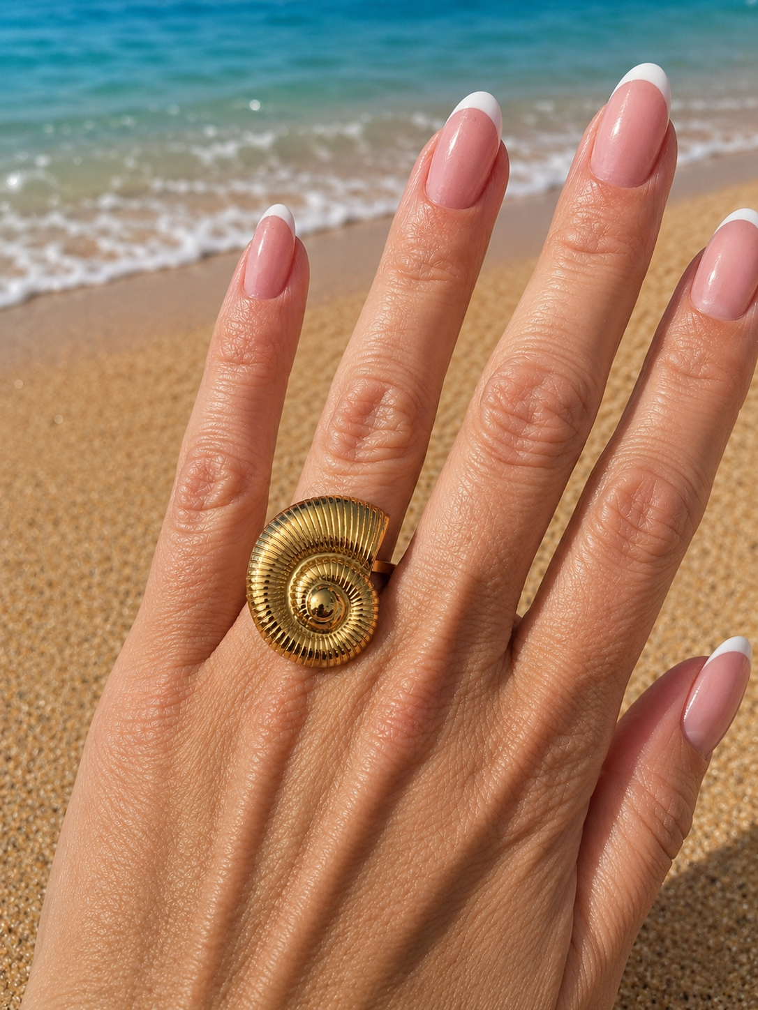 Bague dorée ajustable escargot de mer