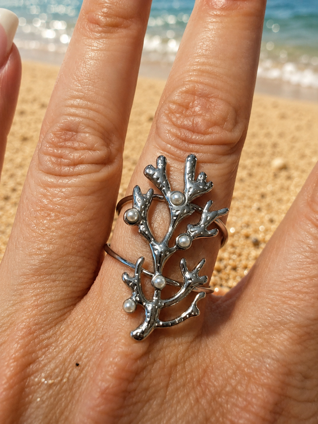 Bague ajustable corail sculpté et perles délicates argenté
