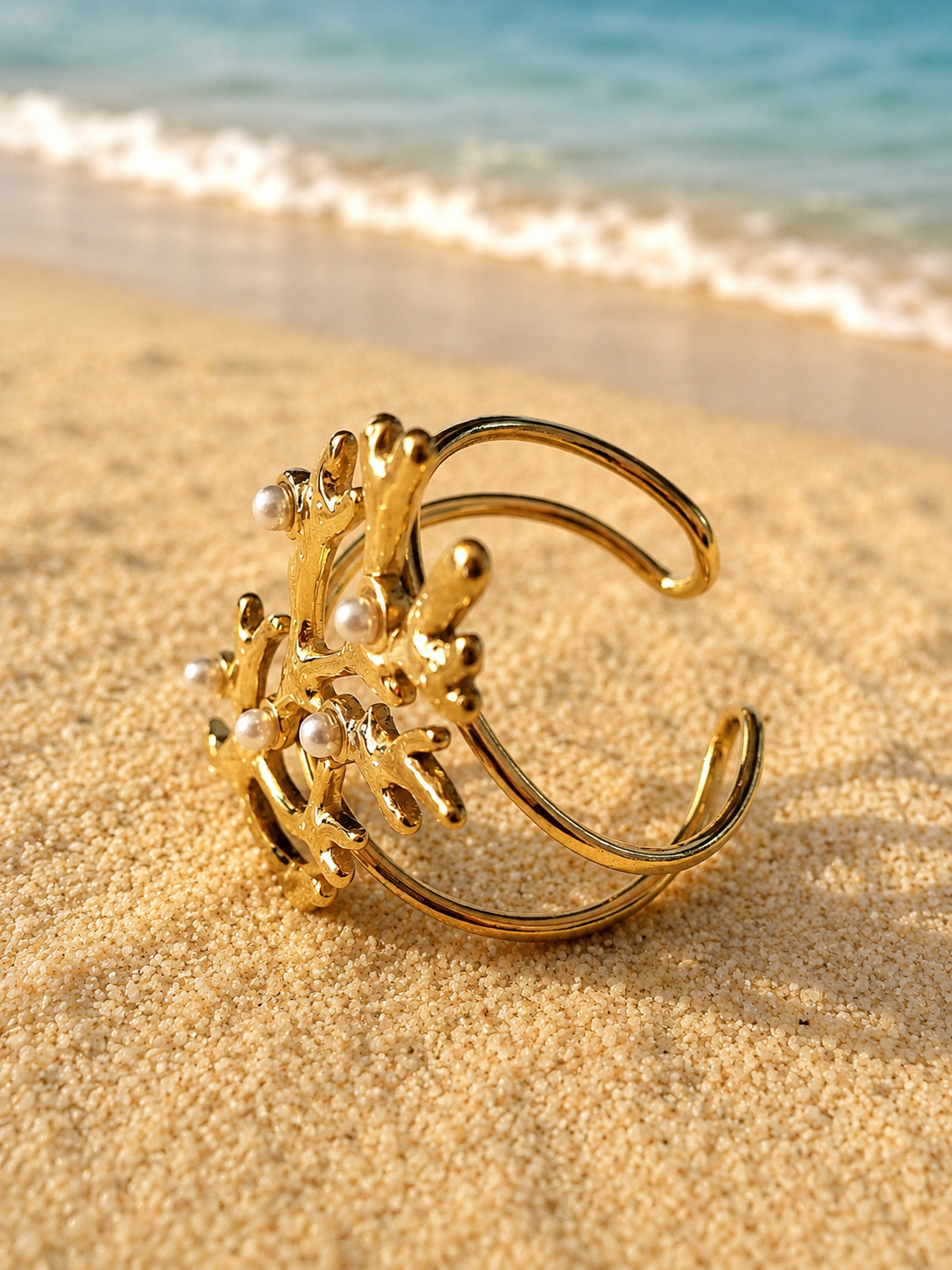 Bague ajustable corail sculpté et perles délicates doré