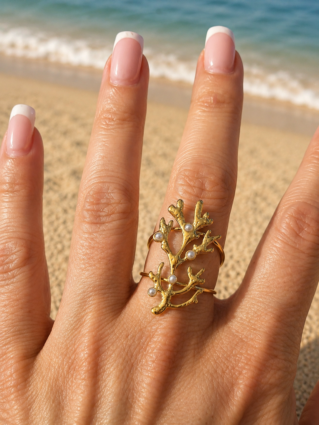 Bague ajustable corail sculpté et perles délicates doré